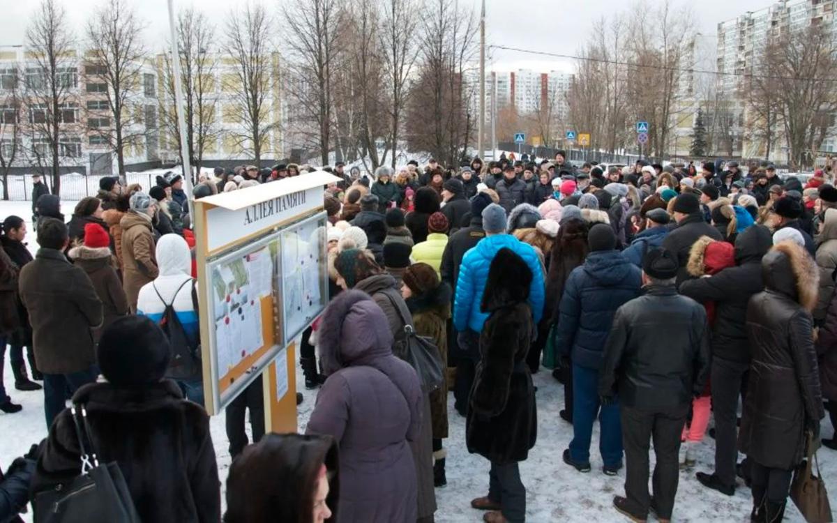 Женщины на баррикадах, противотанковые ежи и непонятные братки