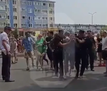 Полиция разгоняет протестующих жителей Краснодара. Фото: соцсети