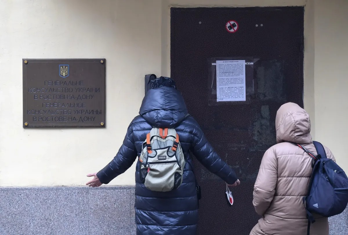 Two women in front of the closed ukranian embassy in Rostov-on-Don. Photo by RIA Novosti