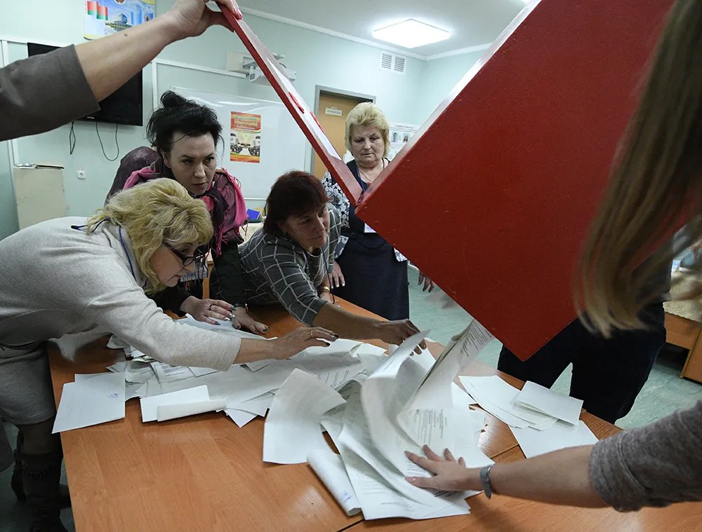 Подсчет голосов на выборах в Палату представителей Беларуси. Фото: ТАСС