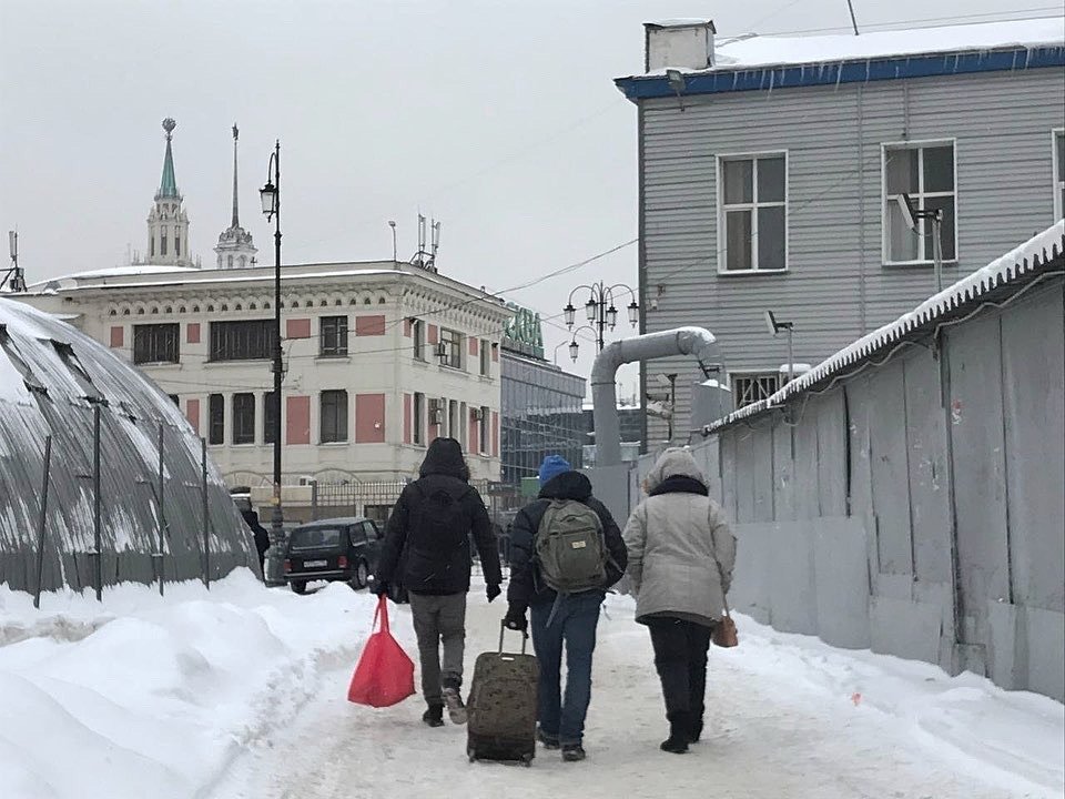 Проход между пустырём, где раздают еду, и площадью за Ярославским вокзалом. Фото: Одиссей Буртин