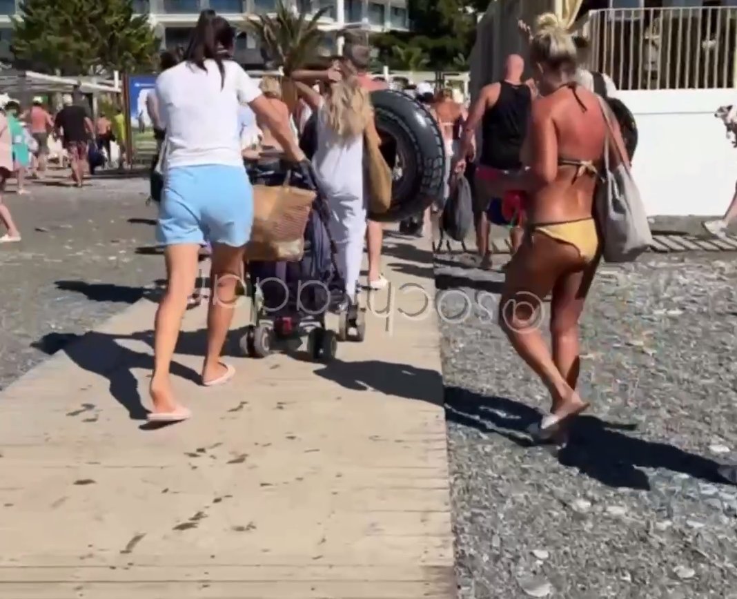 Отдыхающих прогоняют с сочинского пляжа. Кадр из видео / соцсети