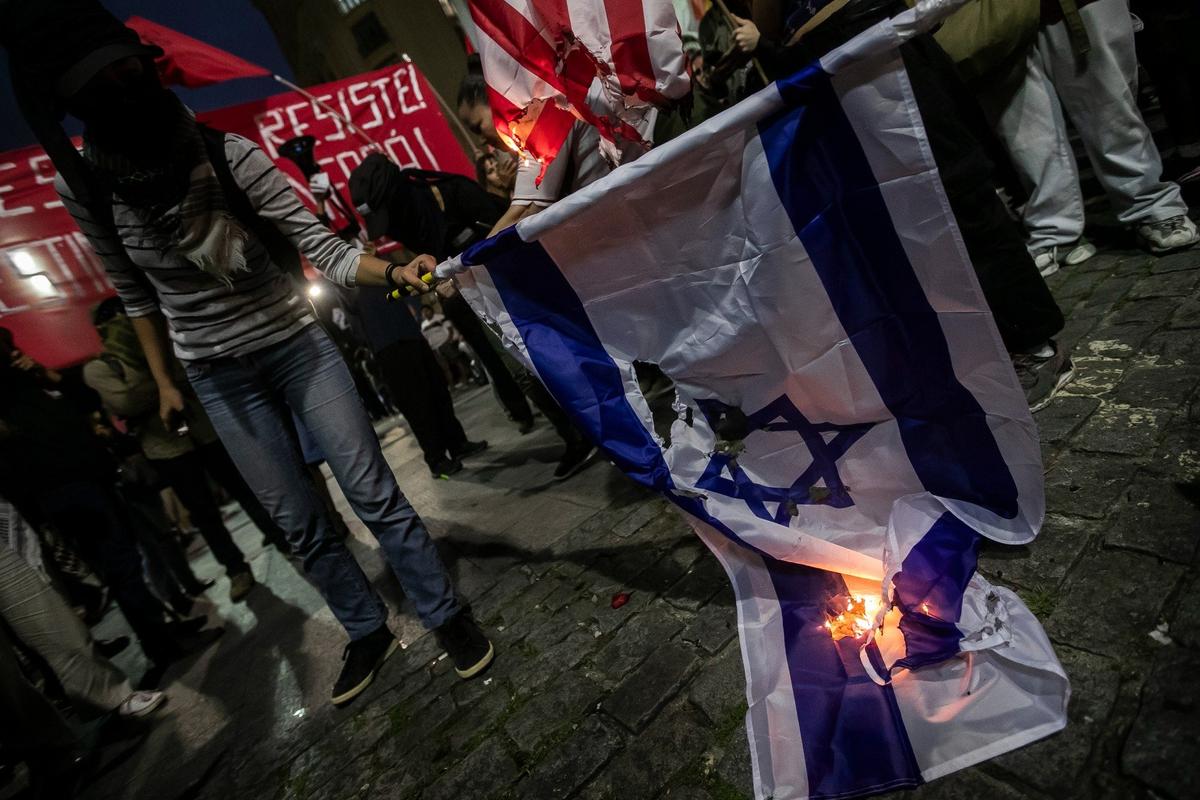 Бразилия. Протестующие подожгли израильский национальный флаг во время акции солидарности с палестинским народом. Фото: AP / TASS