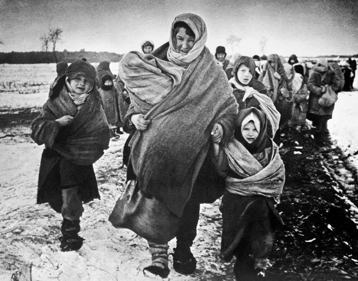 Беженцы во время Великой Отечественной войны, зима 1942 г. Фото: Макс Альперт / ТАСС