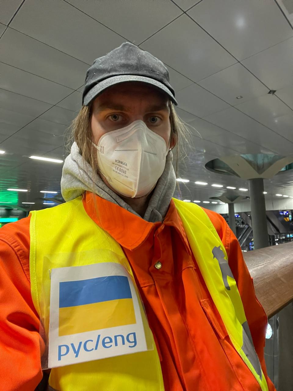 Стас Леонтьев в куртке для волонтеров, помогающих беженцам из Украины. Фото из личного архива