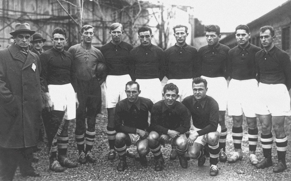 Сборная команда Москвы в Париже перед матчем с «Рэсингом». Михаил Якушин (шестой справа) стоит во втором ряду рядом с вратарем Анатолием Акимовым. Январь 1936 года. Фото: Архив