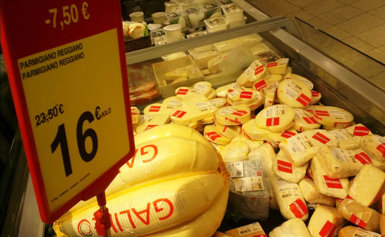 В магазинах Европы цены на сырную продукцию пошли вниз. Фото: Александр Минеев / «Новая газета»