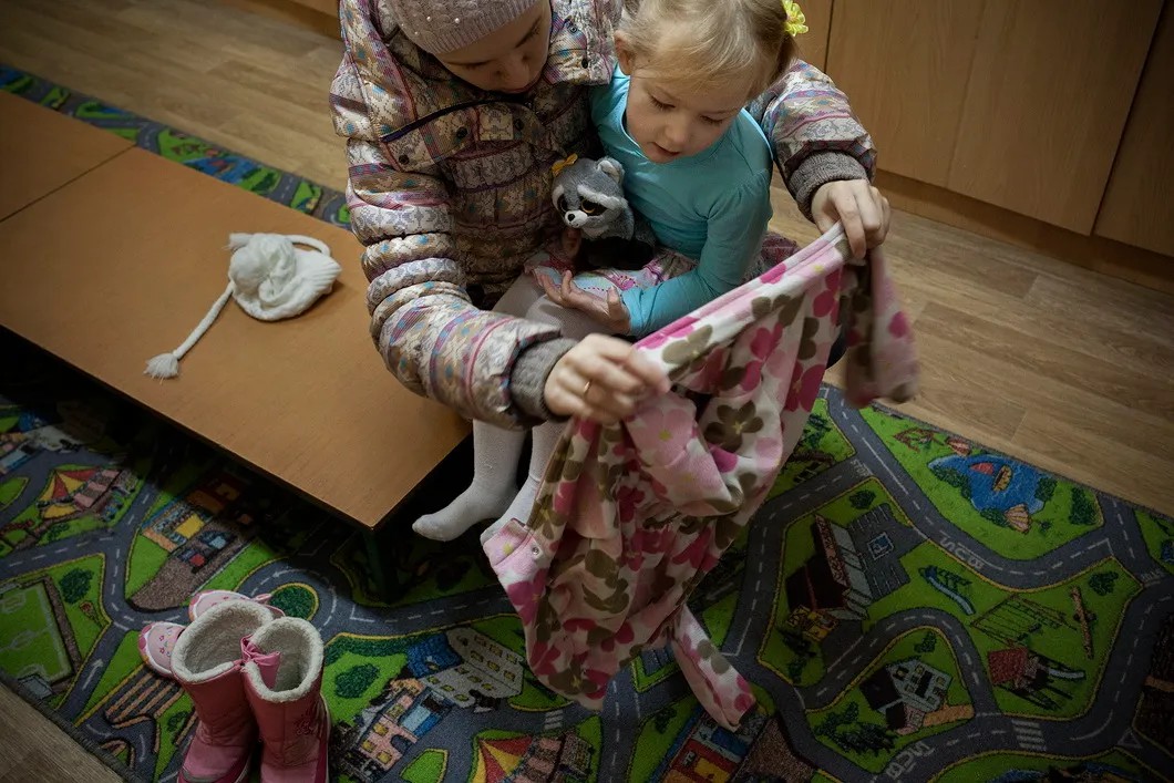 Забирает дочку Таню из детского сада. Фото: Анна Артемьева / «Новая газета»