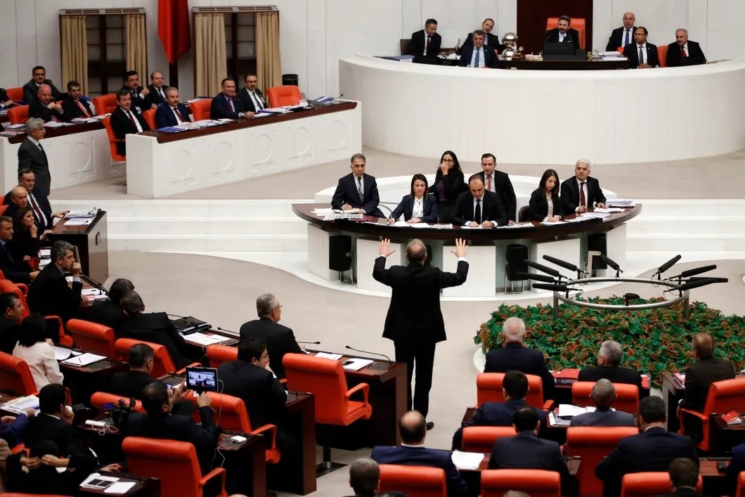 Дискуссия об изменении Конституции в турецком парламенте. Фото: EPA
