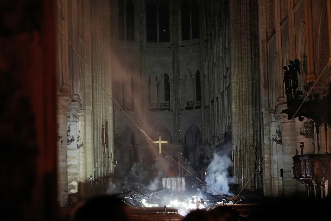 Наутро после пожара. Так выглядит интерьер пережившего страшный пожар собора Нотр-Дам. Фото: Reuters