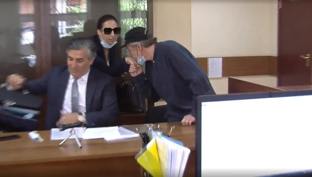 Евфремов целует руку помощнице Пашаева. Фото: пресс-служба суда