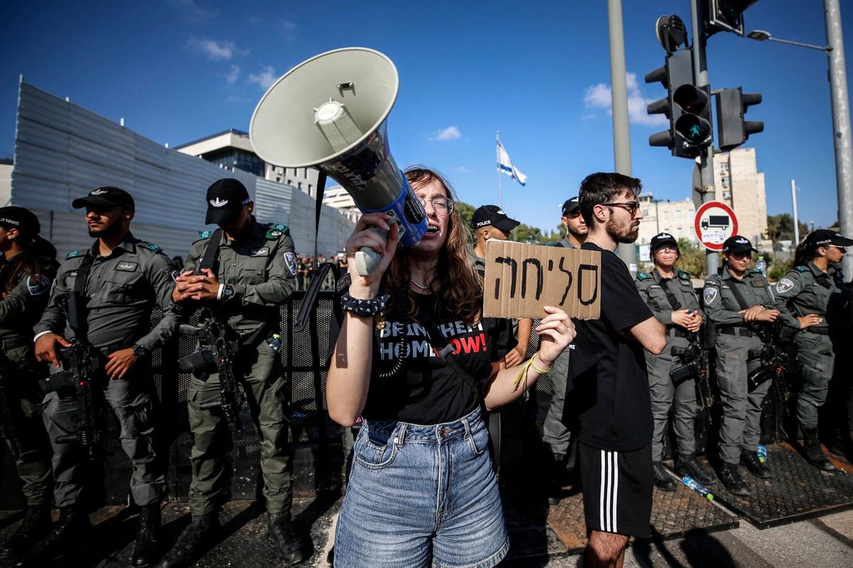 Акция протеста в Иерусалиме после того как израильские войска обнаружили шестерых мертвых заложников в туннеле в секторе Газа, 1 сентября 2024 года. Фото: IMAGO / Saeed Qaq