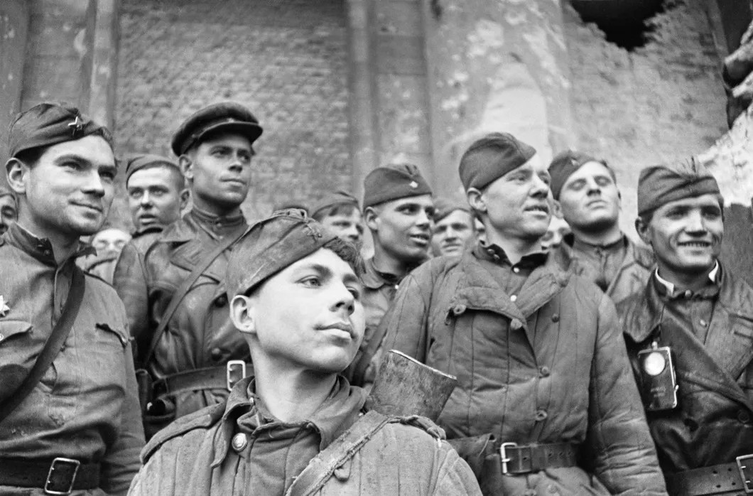 Григорий Булатов (на переднем плане) на ступенях Рейхстага. 3 мая 1945 года. Фото: РИА Новости / Александр Капустянский