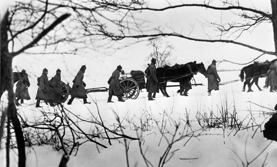 Советская конная артиллерия на марше. Фотоархив РИА Новости