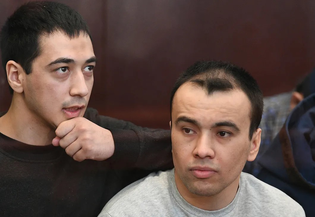Дилмурод Муидинов (слева) и Ибрагибжон Ерматов на заседании суда. Фото: РИА Новости