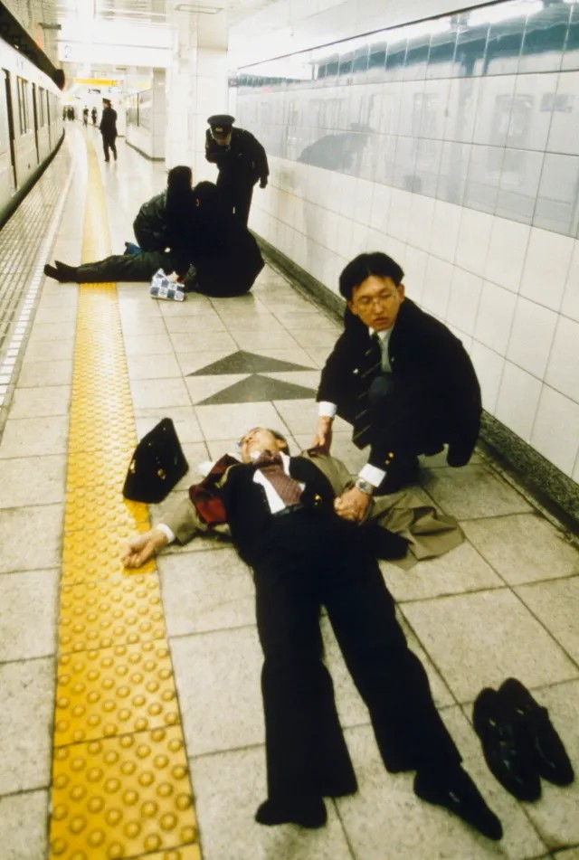 1995 год, Токио. Последствия массового отравления людей химическим оружием, которое применили фанатики секты «Аум Синрикё». Фото: Getty