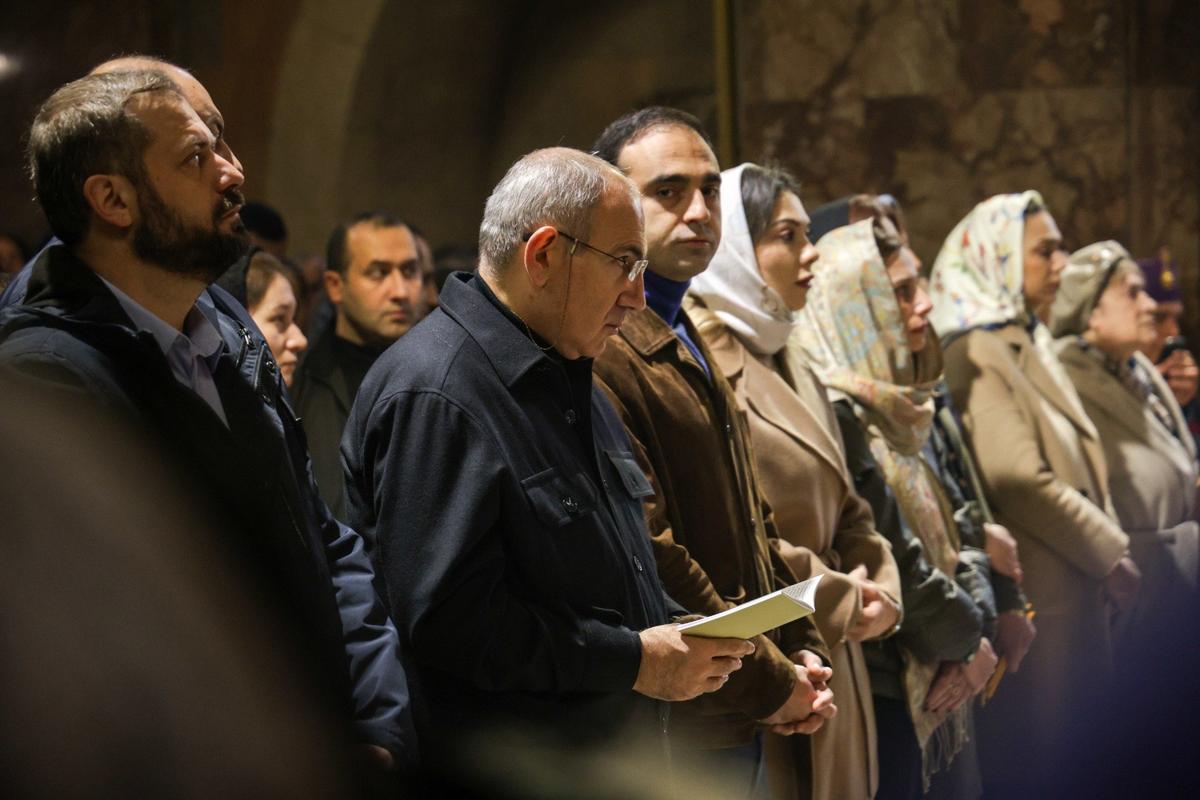 Премьер-министр Армении Никол Пашинян во время литургии в церкви Сурб Саркис. Фото: Александр Патрин / ТАСС