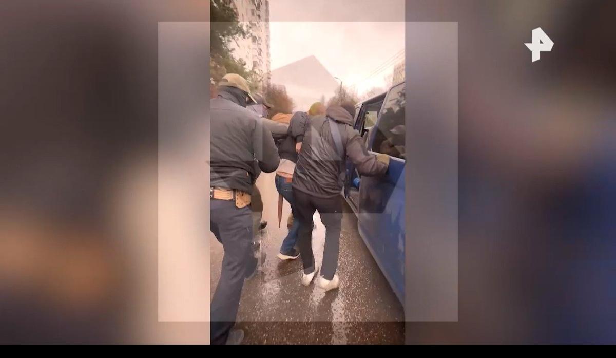 Слитое в СМИ видео с грубым задержанием Олега Ролдугина показали некоторые телеканалы