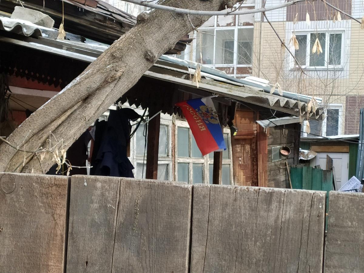 Над дверью пенсионеров оберег от лихих людей？От чиновников？Фото: Алексей Тарасов / «Новая газета»