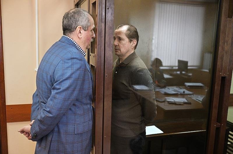 Бывший председатель совета директоров московского футбольного клуба «Локомотив», бывший глава «Транстелекома» Сергей Липатов (справа) во время заседания суда. Фото: Глеб Щелкунов / Коммерсантъ