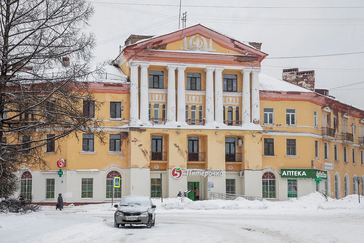 В Пикалево уже выбрали президента. Этот городок, который 15 лет назад на  фоне протестов посетил Путин, как никакой другой чувствует внутреннюю связь  с главой государства — зарплату платят до сих пор — Новая газета