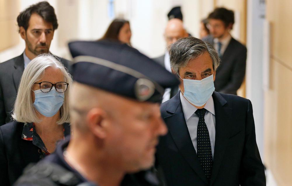 Бывший премьер-министр Франции Франсуа Фийон и его жена Пенелопа прибывают в суд в день приговора по делу о фиктивном трудоустройстве. Фото: Reuters
