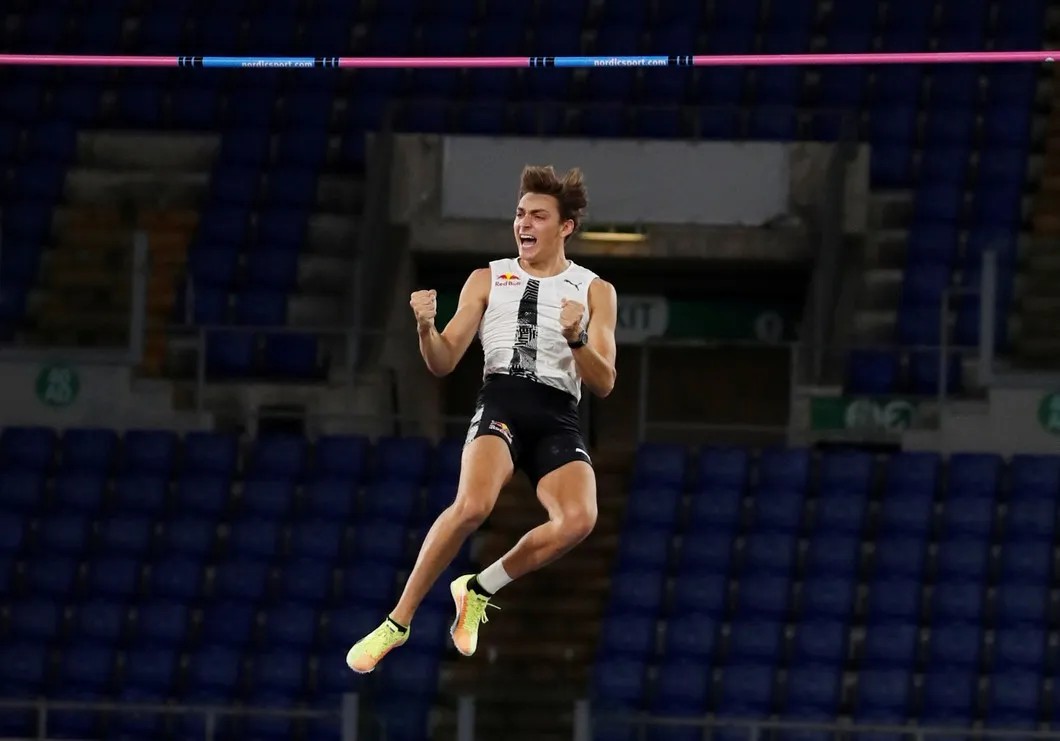 Арман Дюплантис во время рекордного прыжка в Риме, 17 сентября 2020 года. Фото: Reuters