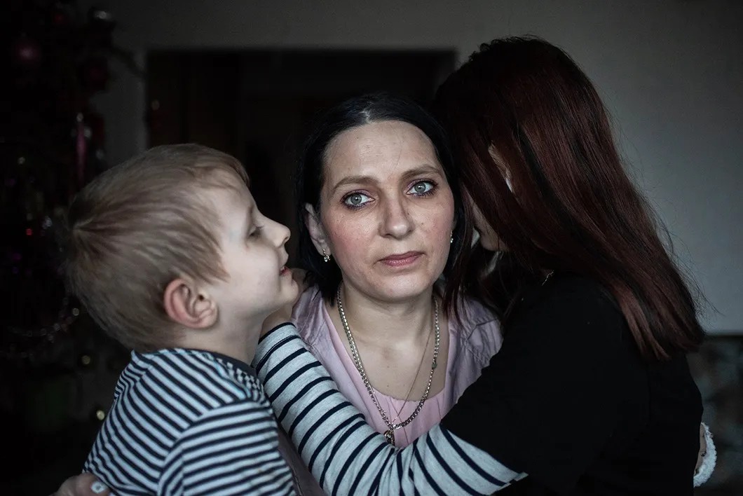 Маша с детьми. Фото: Виктория Одиссонова / «Новая газета»