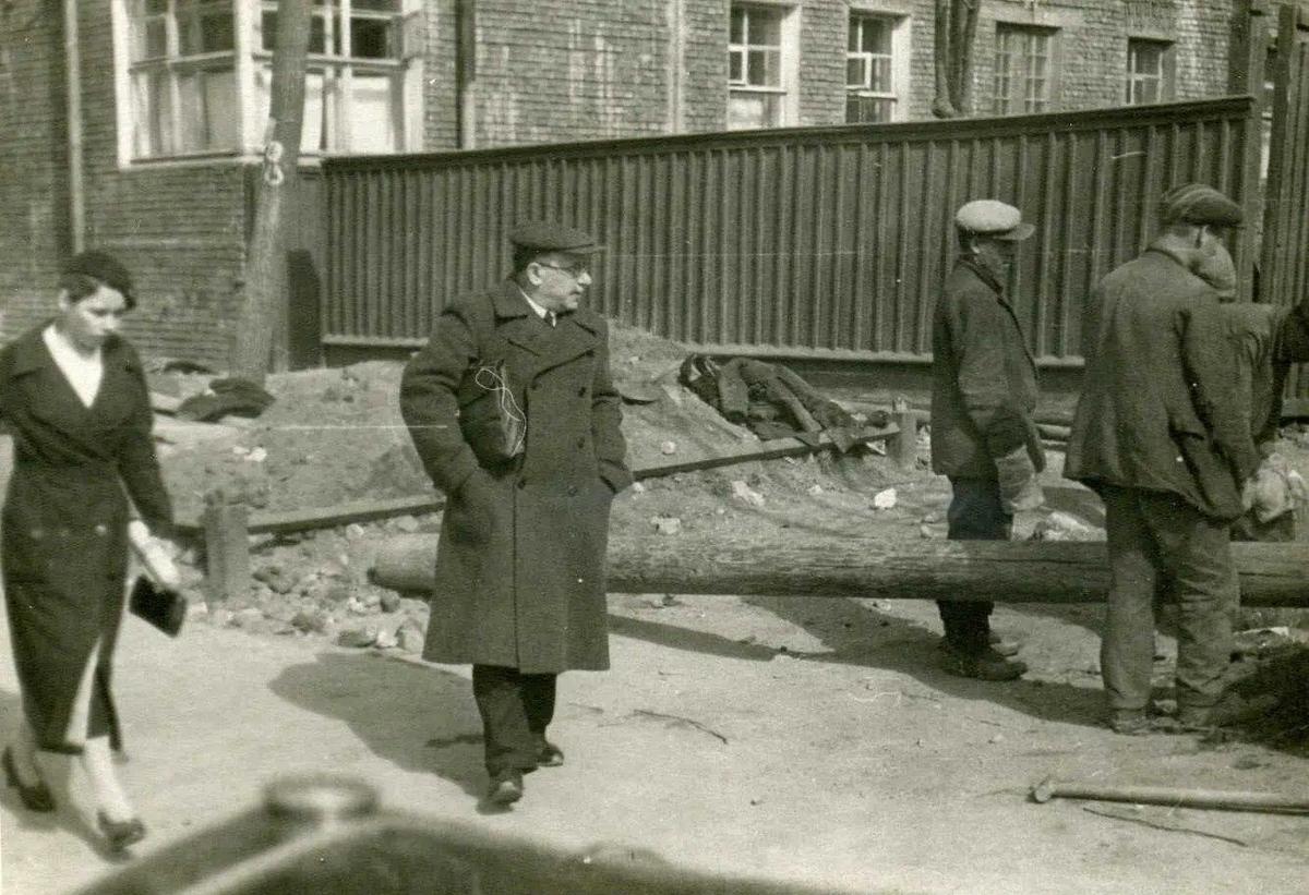 А. М. Деборин по дороге на работу. Фото: архив