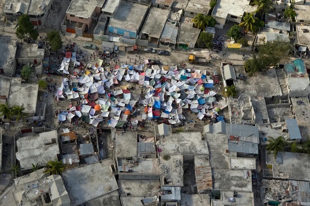 2010 год. Гаити. Один из множества палаточных городков. Люди боятся возвращаться в свои дома из-за возможного повторного землетрясения. Фото: Logan Abassi / UN Photo / Wikimedia