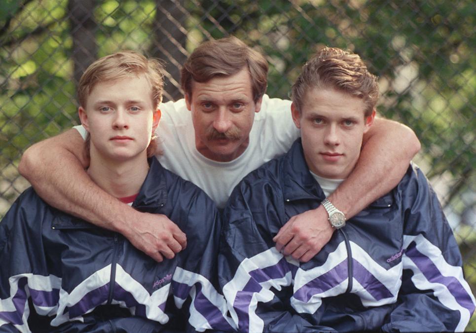 Владимир Буре с сыновьями: слева — Валерий, справа —Павел. Фото: Игорь Уткин / ТАСС