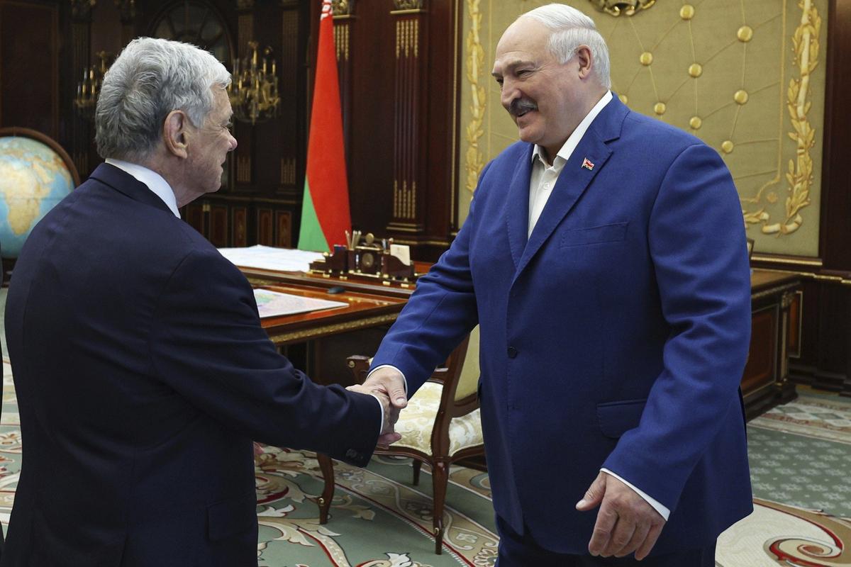 Джон Коул и Александр Лукашенко. Фото: Associated Press / East News