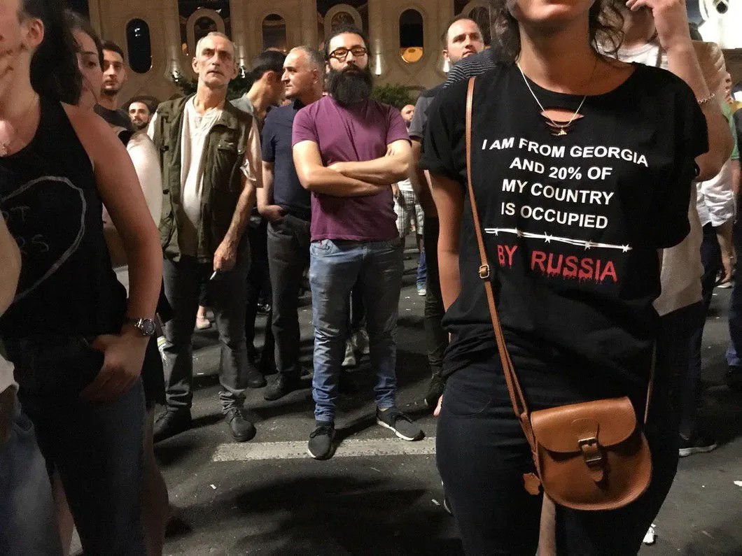 Надпись на футболке одной из молодых участниц протеста: 20% моей страны оккупировала Россия. Фото: Екатерина Фомина / «Новая газета»