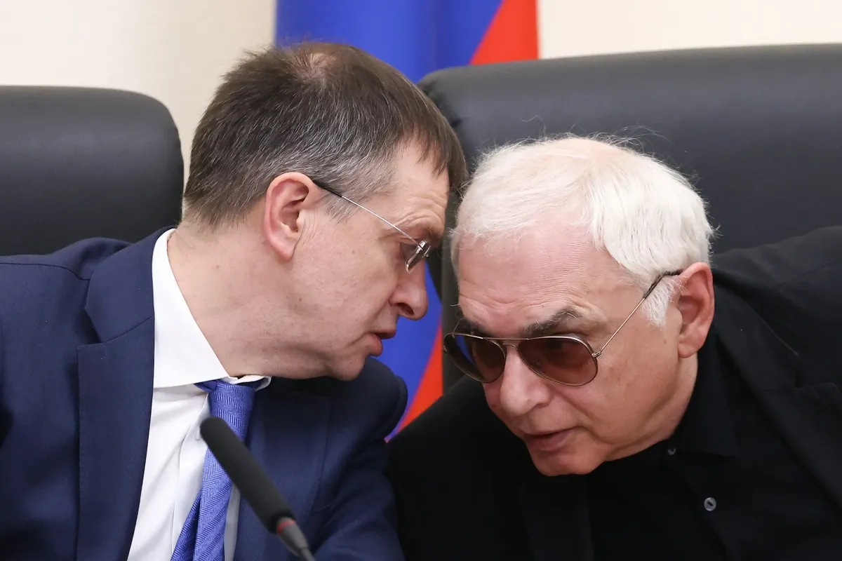 Владимир Мединский и Карен Шахназаров на заседании Совета при президенте РФ по культуре и искусству. Фото: Артем Геодакян / ТАСС