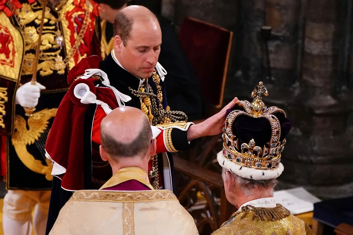 Король Карл III и принц Уэльский Уильям во время коронации в Вестминстерском аббатстве. Фото: AP / ТАСС