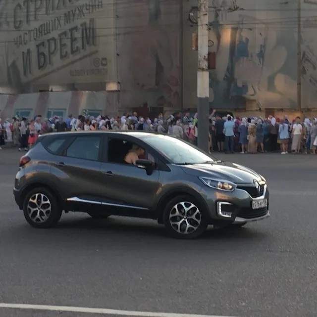 Воронеж, 18 июня 2020 года. Сотни православных, среди них — пожилые, в разгар пандемии коронавируса пришли к ДК Кирова чтобы помолиться у иконы Божьей Матери «Умиление» Локотская. Фото: Михаил Лис / «Типичный Воронеж»