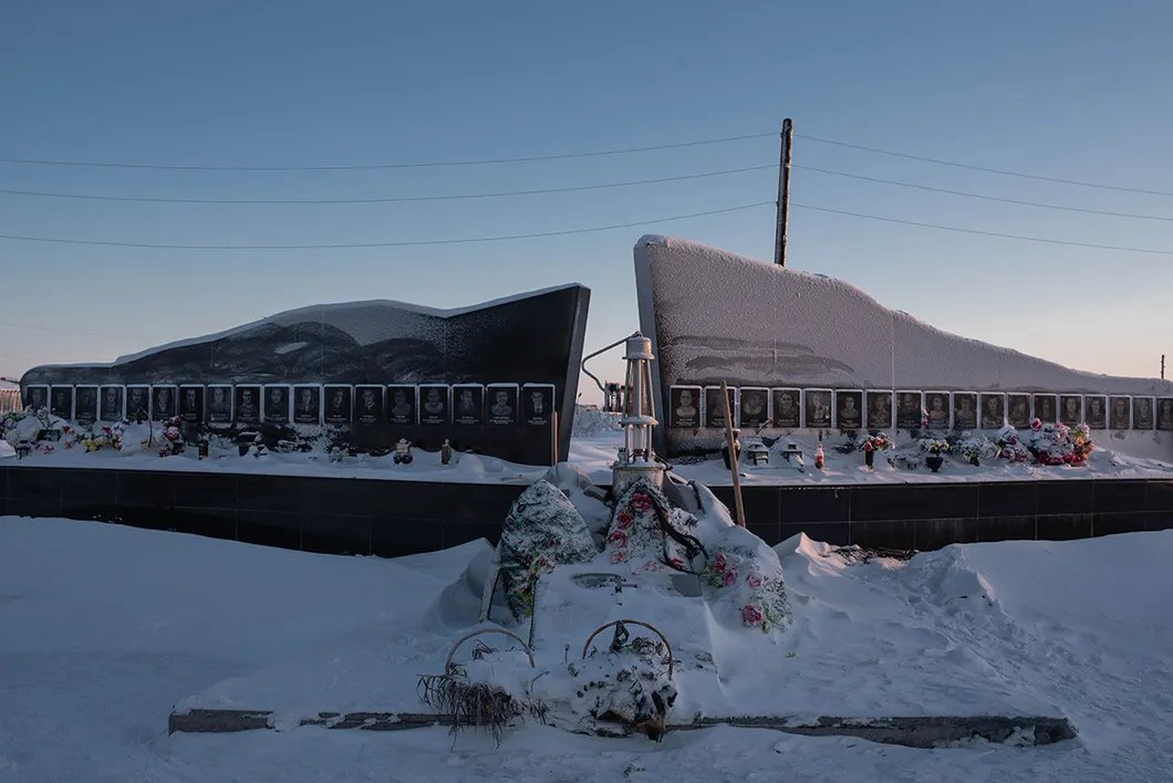 Мемориал, установленный в память о погибших шахтерах в шахте «Северная» 25 февраля 2016 года. Фото: Виктория Одиссонова / «Новая газета»