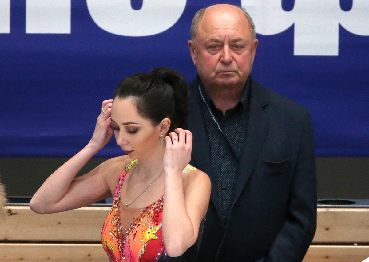 Елизавета Туктамышева и Алексей Мишин во время короткой программы женского одиночного катания на чемпионате России по фигурному катанию. Фото: Александр Демьянчук / ТАСС