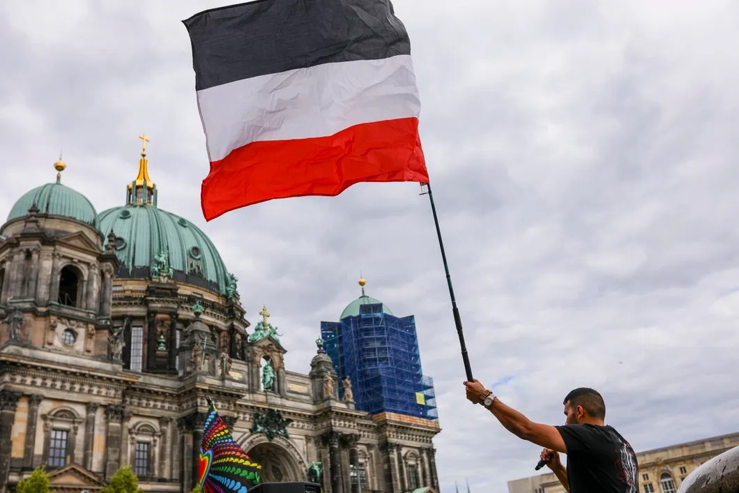 Флаги Германской империи на демонстрации ковид-дисседентов. Фото: EPA