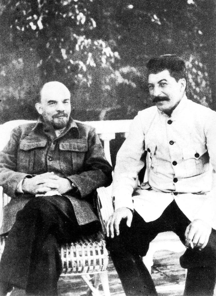 Встреча В.И. Ленина и И.В. Сталина в Горках. Август-сентябрь 1922 г. Фото: Репродукция ТАСС