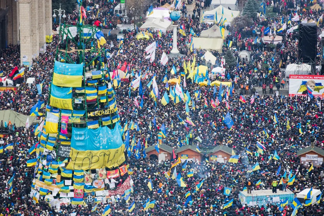 «Не бей детей» — лозунг на каркасе новогодней елки посреди Майдана. Фото: Евгений Фельдман / «Новая газета»