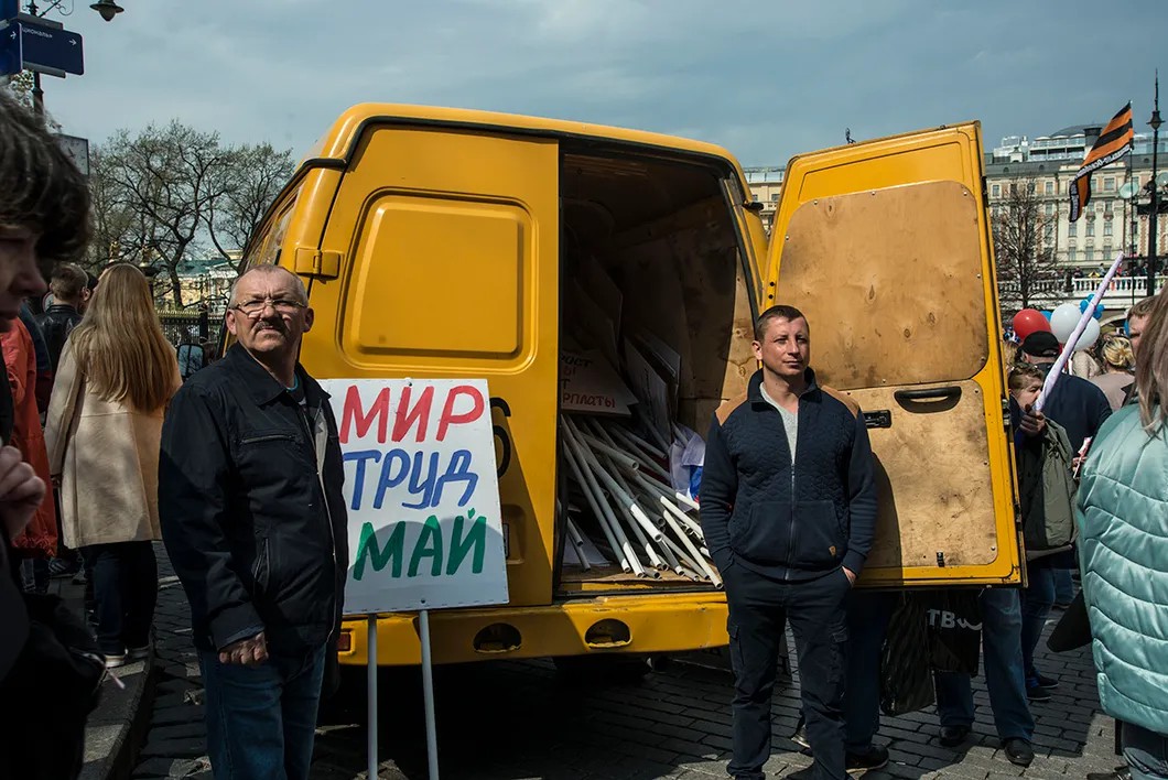Грузовичок аварийной службы, куда складывают транспаранты в конце шествия. Фото: Виталий Кавтарадзе/«Новая газета»