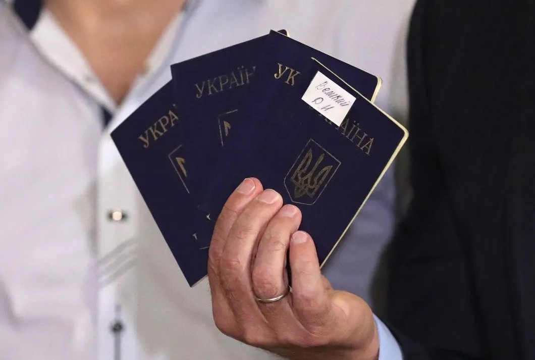 Виктор Медведчук демонстрирует журналистам паспорта освобожденных по его просьбе украинцев. Фото: EPA