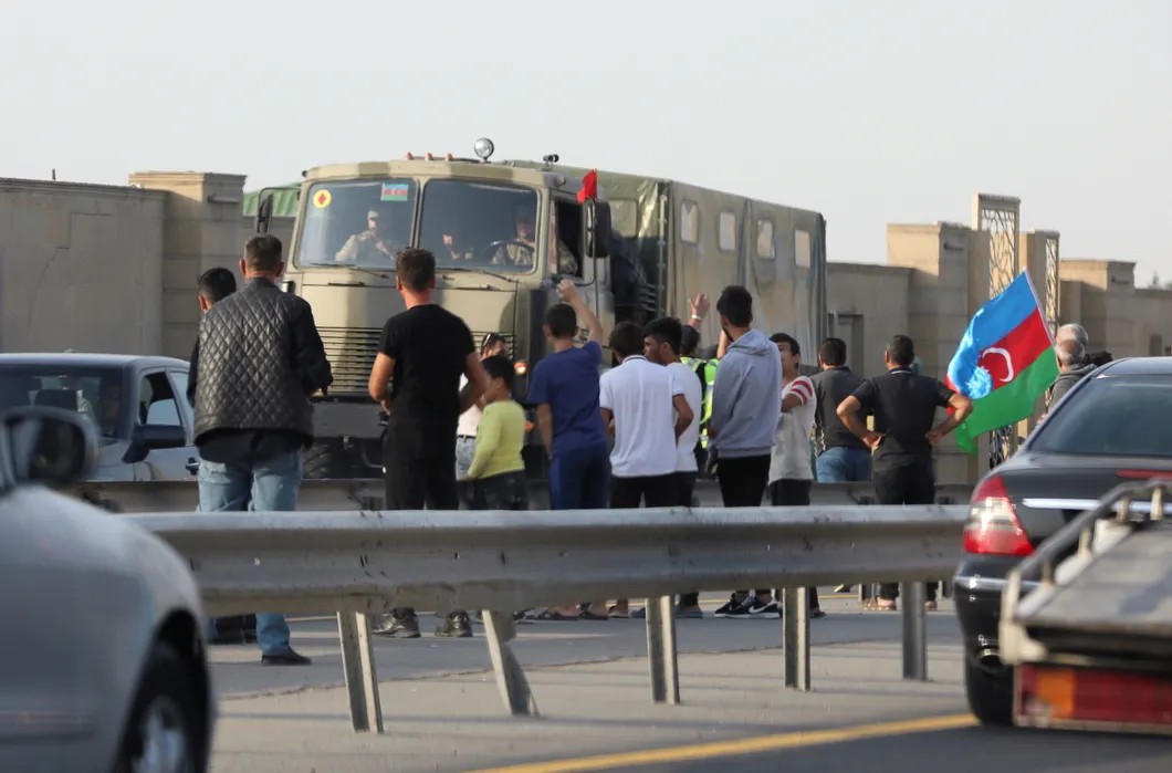 Азербайджанцы провожают военных на границу с Карабахом. Фото: Reuters