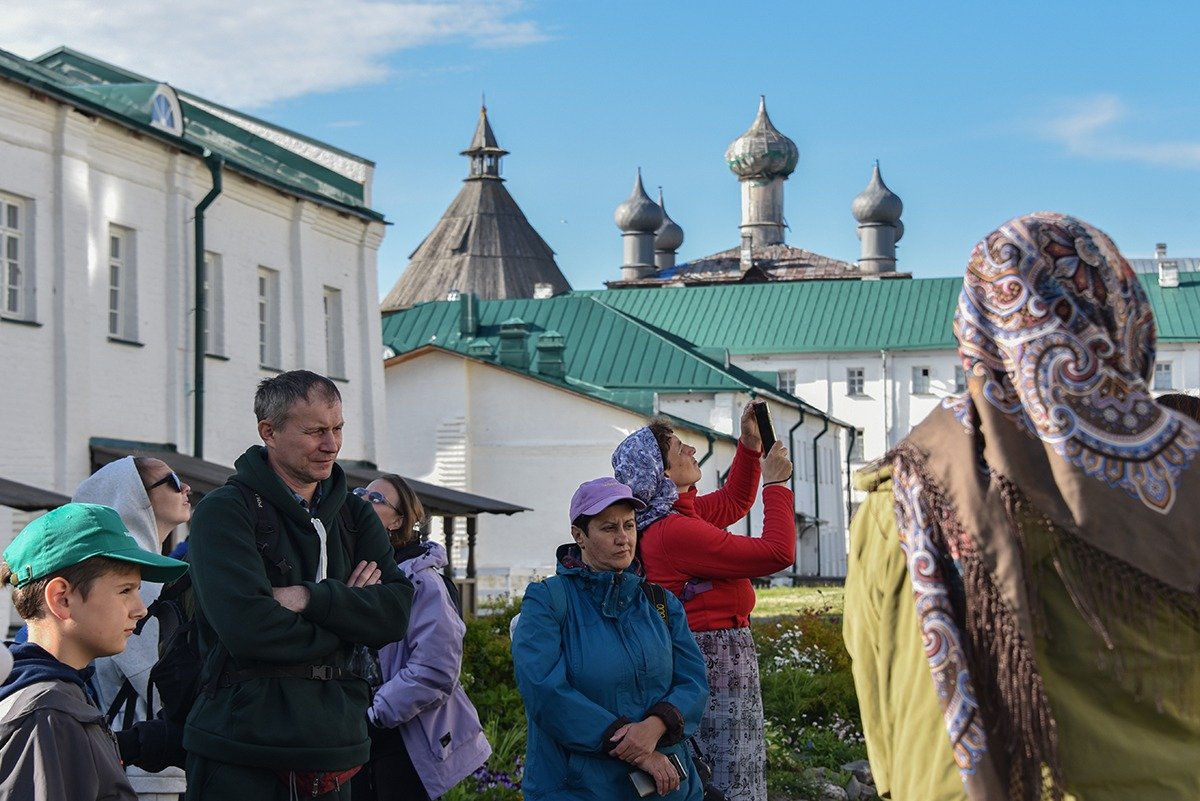 Туристы в Соловецком монастыре. Фото: Анастасия Цицинова / «Новая газета»