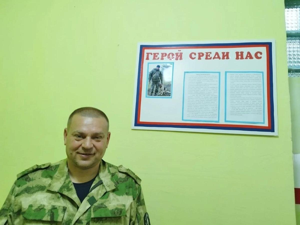 Кирюхин в школе у плаката с информацией о нем. Фото из личного архива
