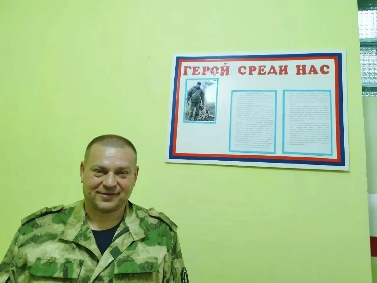 Кирюхин в школе у плаката с информацией о нем. Фото из личного архива