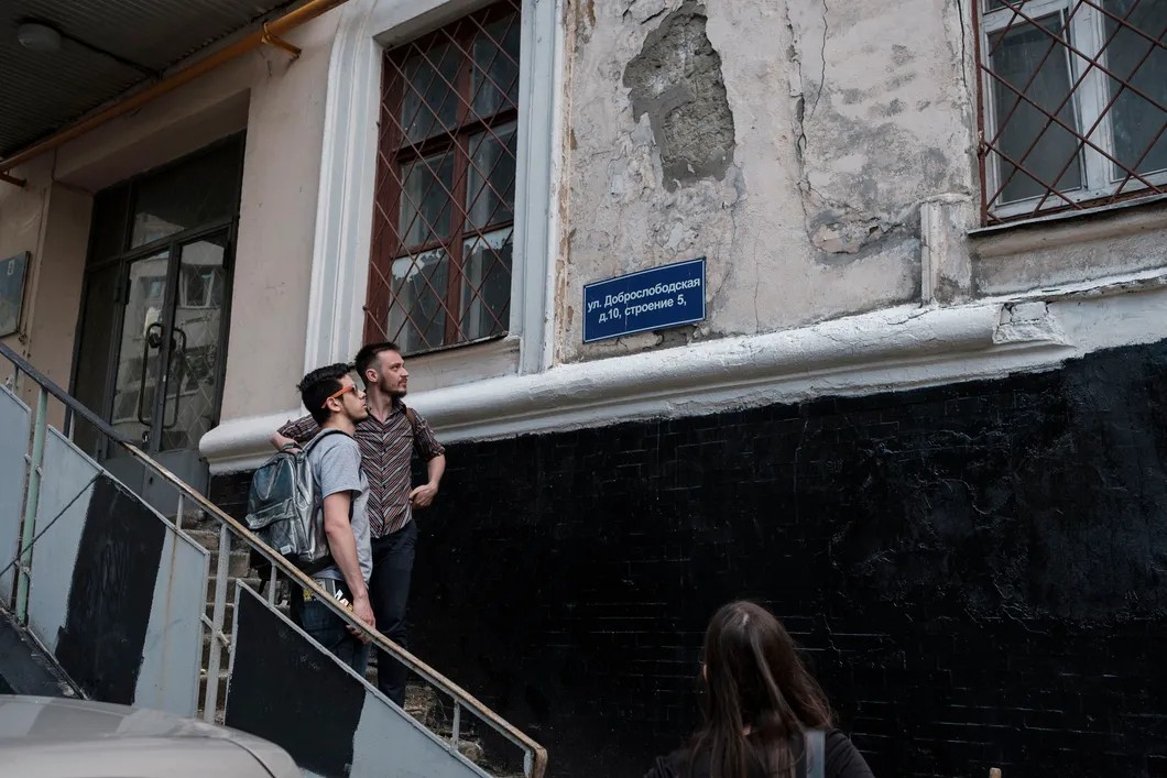 Артем Лоскутов с другом осматривают дом. Фото: Антон Карлинер — специально для «Новой»