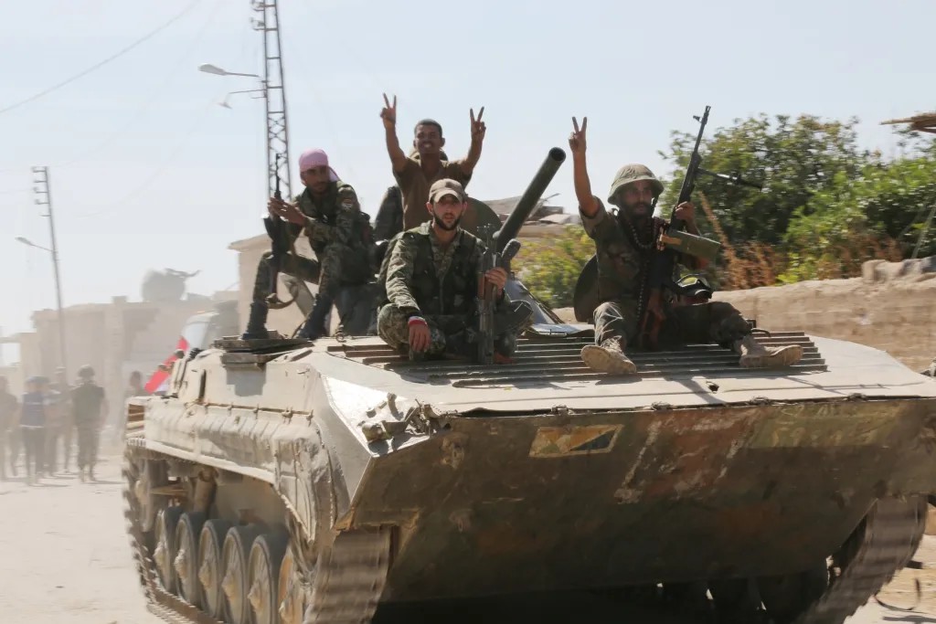 Сирийская армия входит в город Атшан в провинции Хама. Фото: РИА Новости