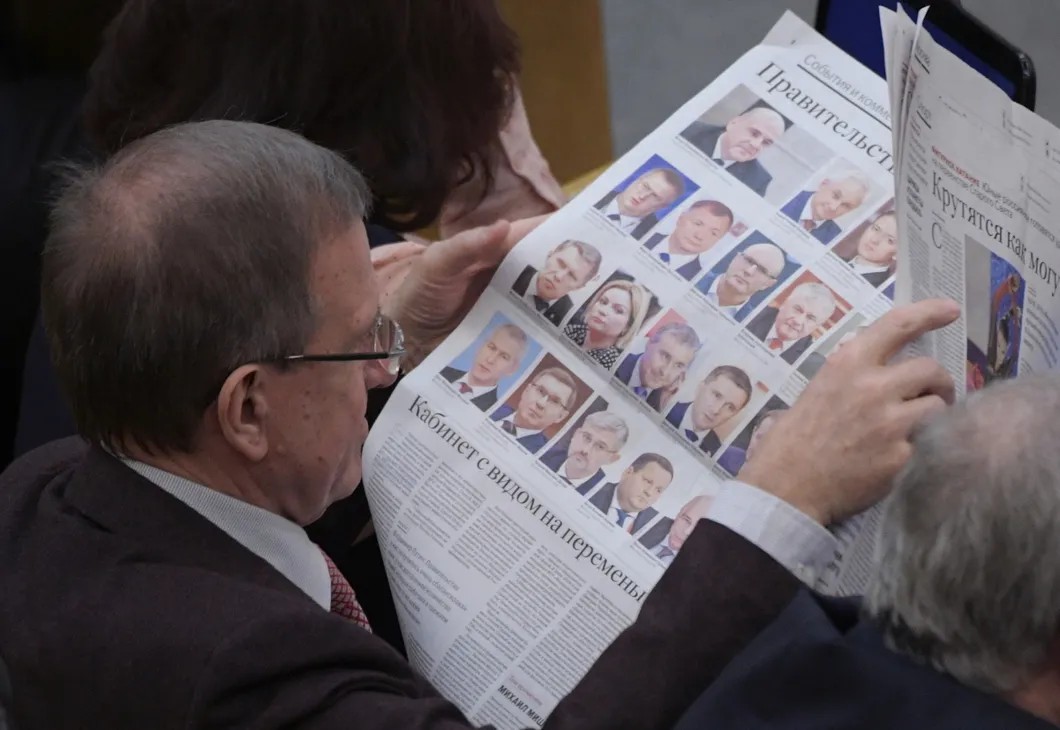 Депутат рассматривает новый состав правительства. Фото: РИА Новости